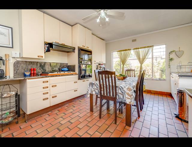 5 BEDROOM HOUSE FOR SALE IN FONTAINEBLEAU